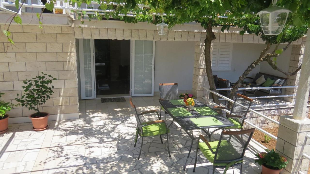 Apartment Beachfront Vala With A Swimming Pool