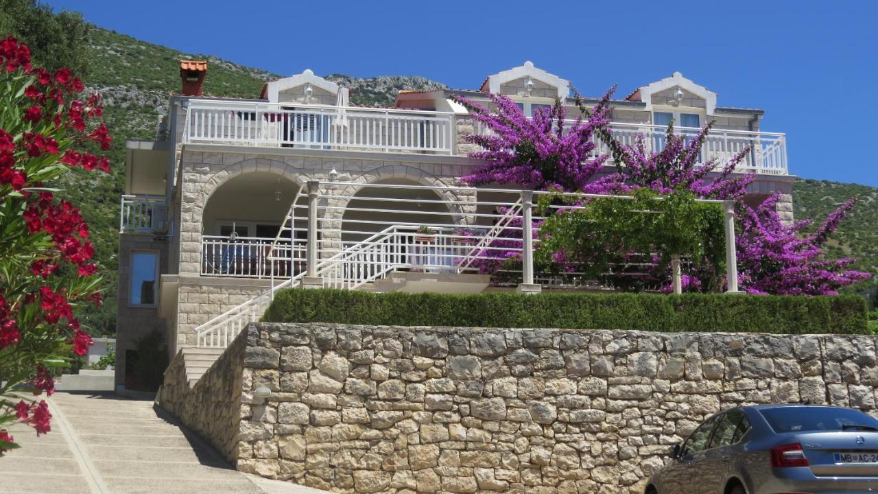 Apartment Beachfront Vala With A Swimming Pool *