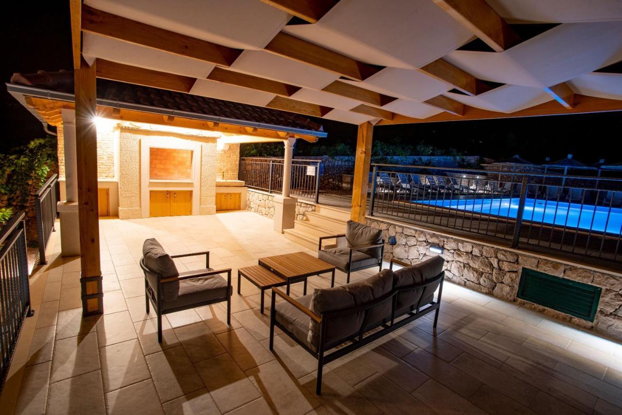 Apartment Beachfront Vala With A Swimming Pool *
