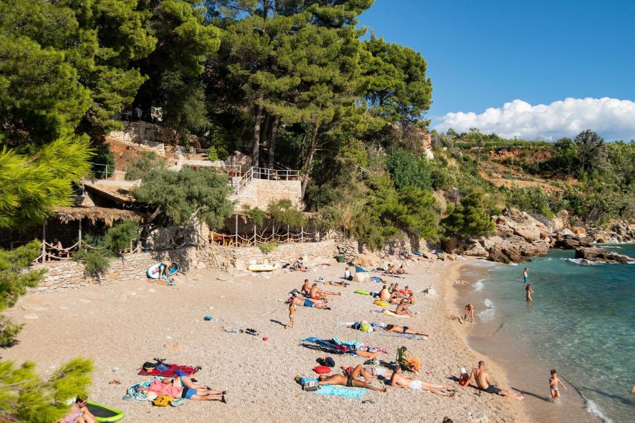 Apartment Beachfront Vala With A Swimming Pool