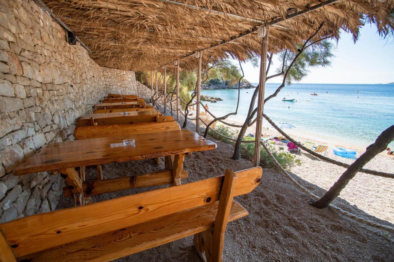 Apartment Beachfront Vala With A Swimming Pool *